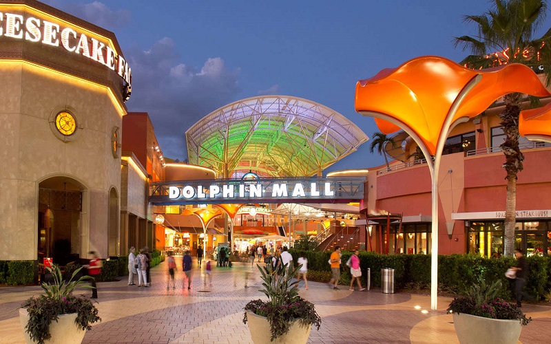Entrada del centro comercial Dolphin Mall en Miami