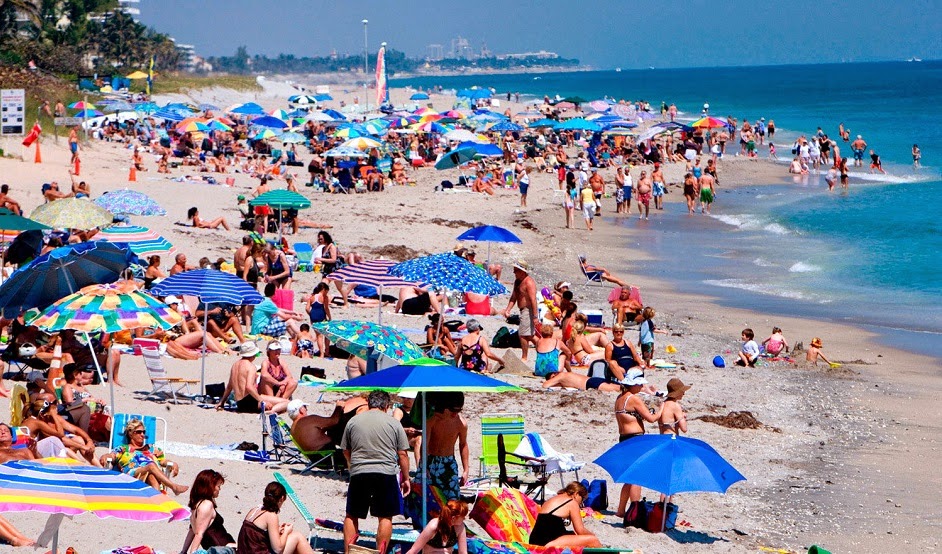 Visitantes en playa de Miami - Mejores meses y épocas para ir a Miami