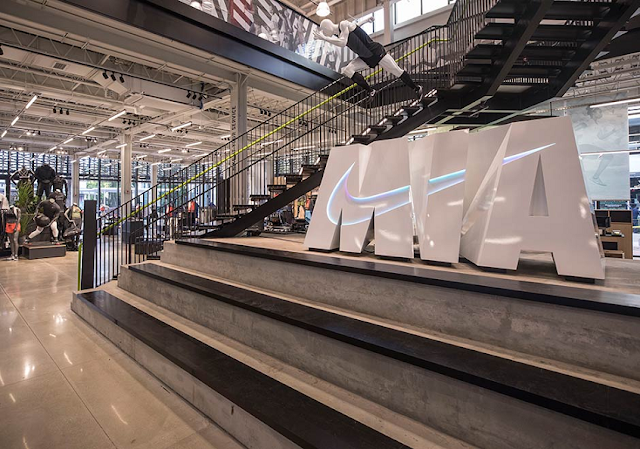Interior de tienda de Nike en Miami