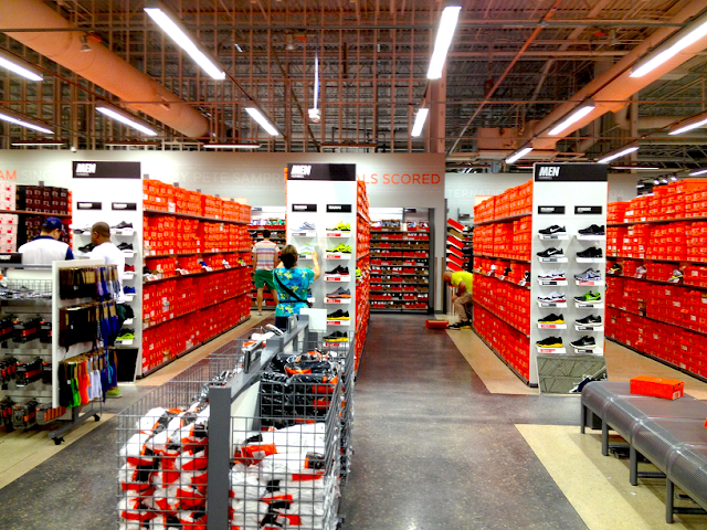 Personas en tienda de Nike en Miami