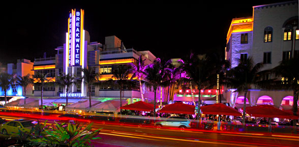 Movimiento Ocean Drive durante la noche en Miami