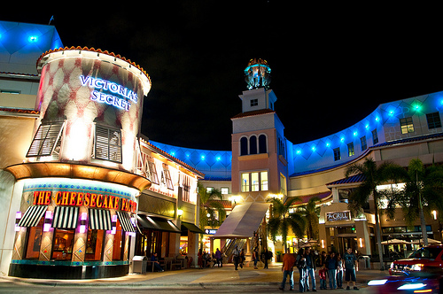 Centro comercial Aventura Mall a noche