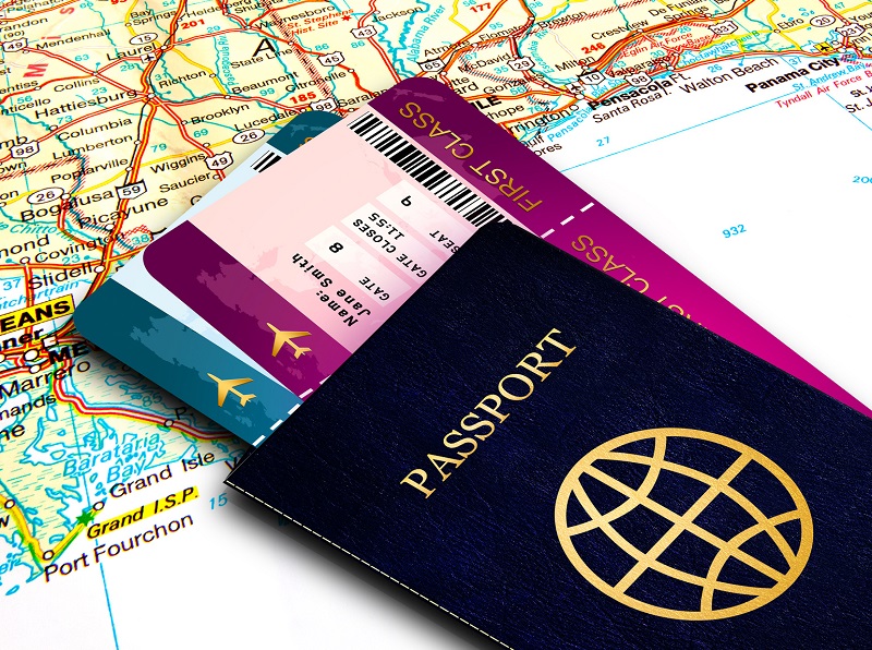 Pasaporte y billetes de viaje