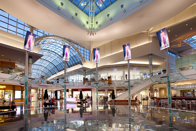 Interior del shopping The Mall at Millenia en Orlando